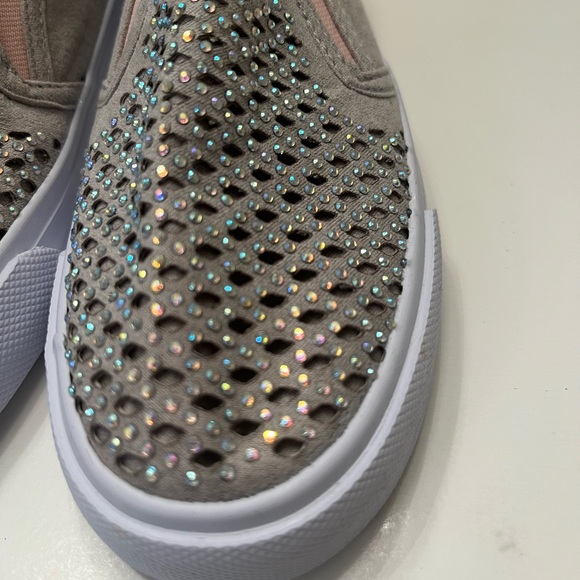 🎀 Girls rhinestone crystal taupe gray flat sneakers size 13 - Picture 3 of 9